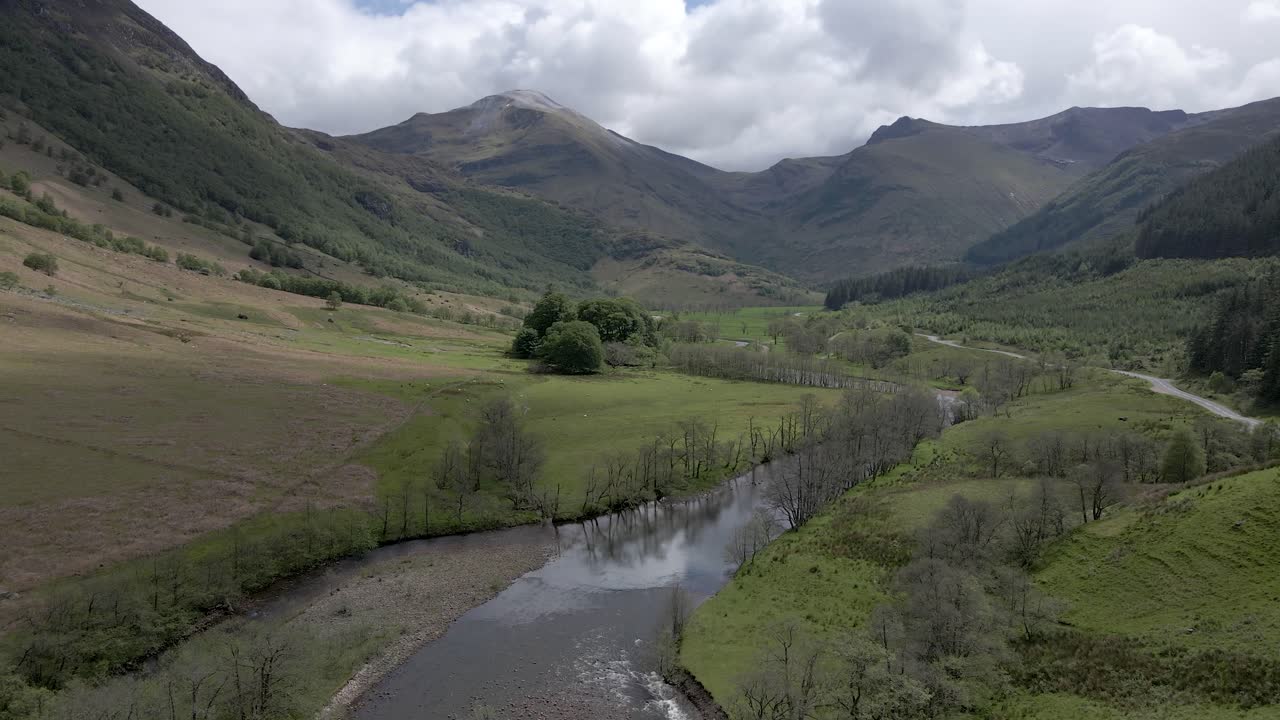 imágenes aéreas de drones de 4k sobre el río y los árboles espacio abierto con montañas en las tierras altas escocesas escocia reino unido