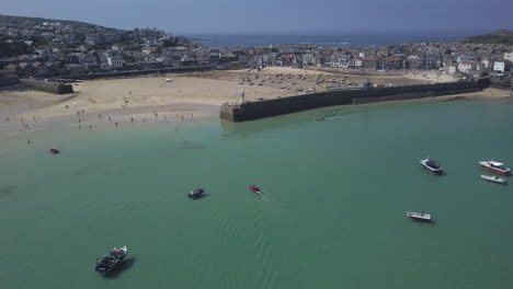 El-Puerto-Poco-Profundo-De-St-Ives-Durante-La-Marea-Baja-Se-Convierte-En-Una-Gran-Playa-De-Arena,-Reino-Unido