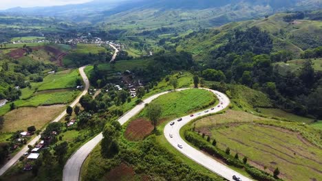 Camino-Sinuoso-En-Una-Montaña-Con-Coches