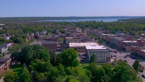 Hauptstraße-Und-Drohnenansicht-Der-Stadt-Canandaigua,-New-York-In-Der-Nähe-Des-Canandaigua-Sees