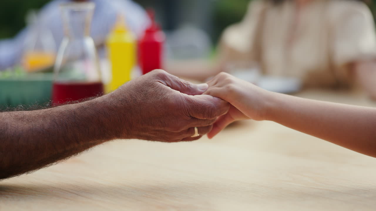 abuelo y nieto tomados de la mano