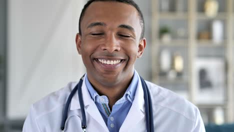 pulgares hacia arriba por sonriente seguro médico afroamericano