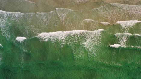 Playa-De-Mar-De-Olas-Abstractas-En-La-Vista-Superior.