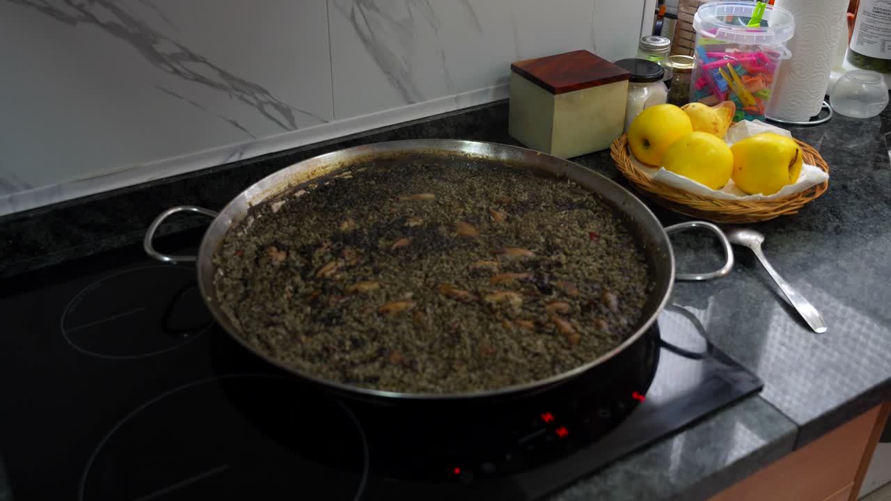 plato tradicional español paella con arroz negro y tinta de calamar