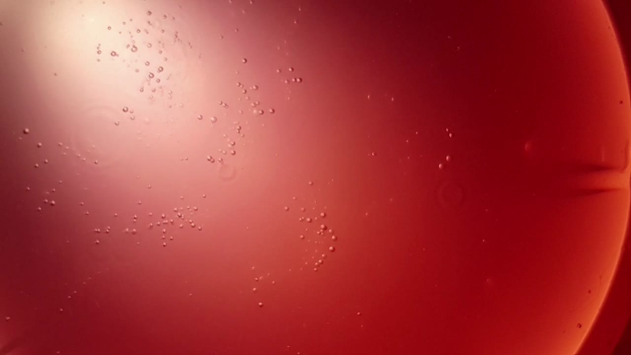 주황색 발포성 비타민 c 독감 정제가 물 한 잔에 녹고 반짝이는 거품