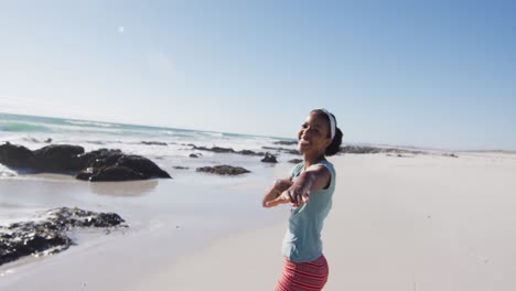 pareja afroamericana en la playa, hombre corriendo detrás de mujer