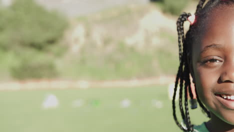 niña afroamericana disfruta de un día soleado al aire libre, con espacio para copiar