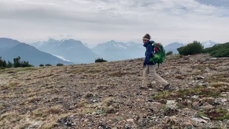 mujeres caucásicas vacaciones de senderismo en la columbia británica canadá