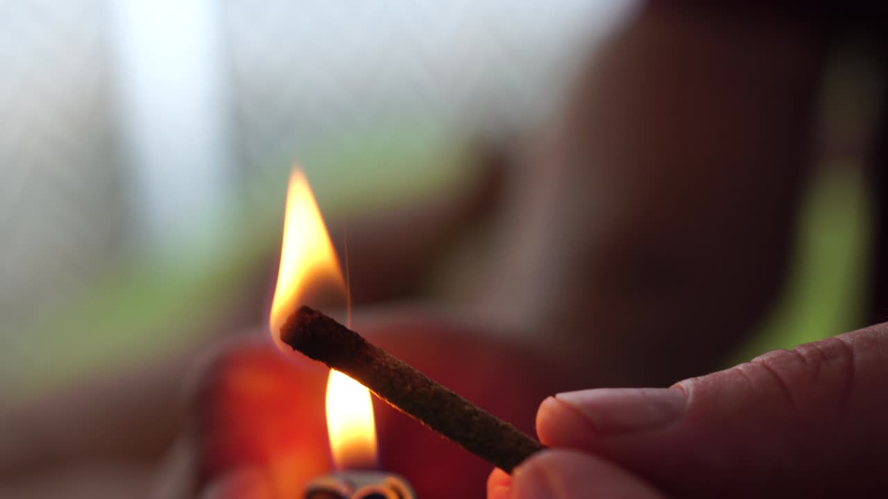 terapeuta que realiza un procedimiento de moxibustion en un centro de salud. la moxibusción es un efecto térmico en puntos biológicamente activos ubicados en toda la superficie del cuerpo humano