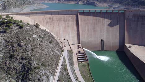 Gewichtsstaumauer,-Die-Wasser-In-Den-Fluss-Ableitet