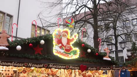Leuchtreklame-Des-Weihnachtsmanns-Auf-Einem-Schlitten-In-Einem-Traditionellen-Süßwarenladen-In-Heidelberg,-Deutschland,-Auf-Einem-Festlichen-Weihnachtsmarkt-In-Europa