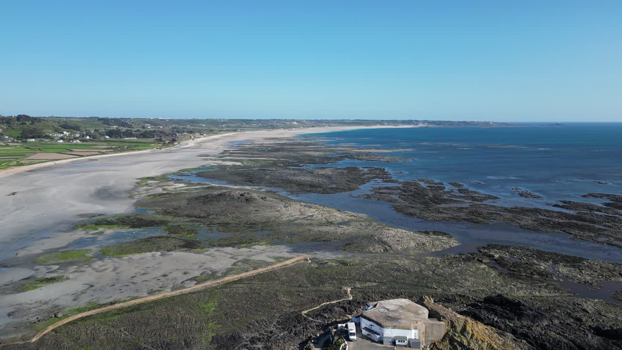 Baía de St Ouen, Ilhas do Canal, vista aérea de drone