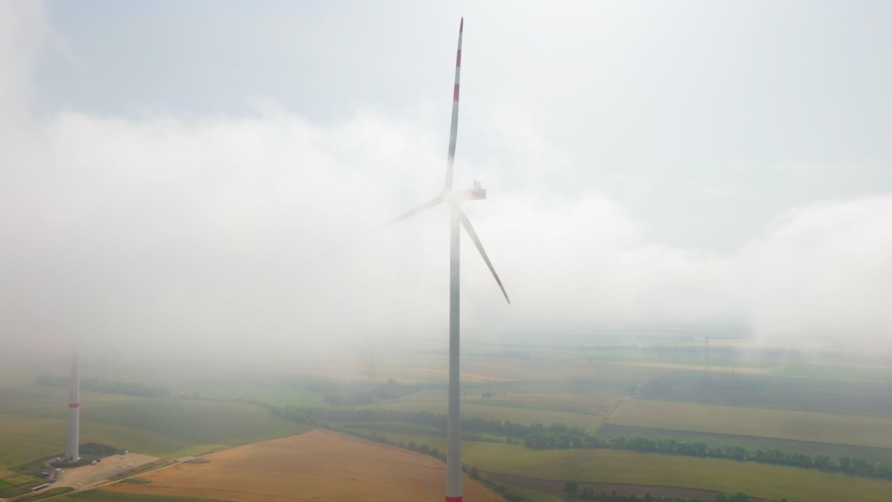 오스트리아 와인비에르텔 에서 안개 와 안개 가 가득 한 풍력 발전기 - 무인기 에서 찍은 사진