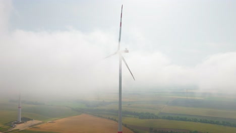 Generador-De-Viento-En-Niebla,-Clima-Brumoso-En-Weinviertel,-Austria---Toma-Aérea-De-Drones