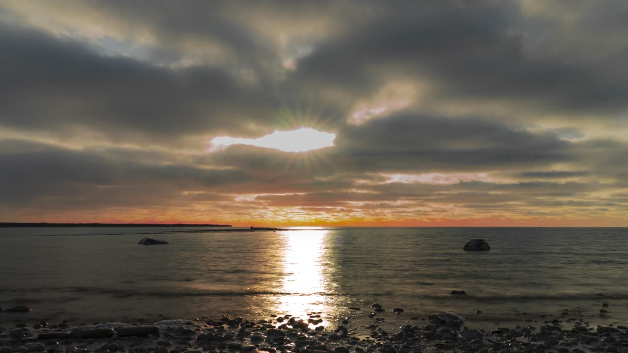 dramático atardecer sobre un lago tranquilo con nubes, lapso de tiempo