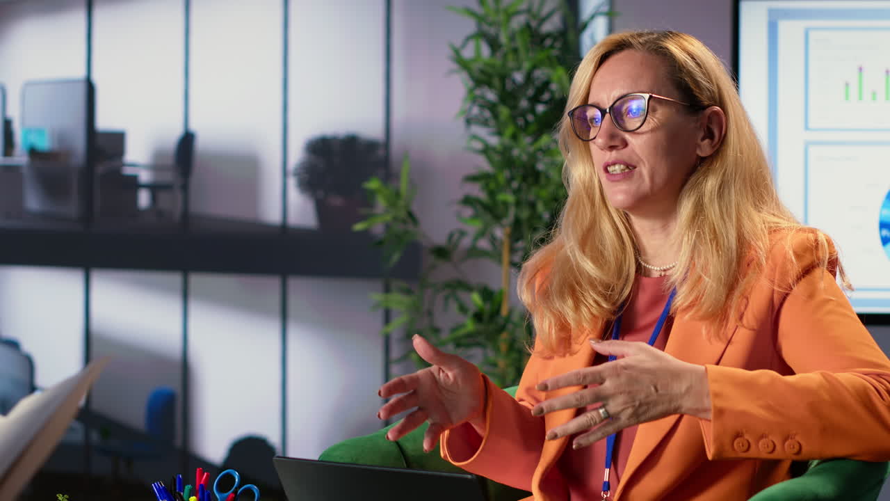 mujer de negocios en la presentación