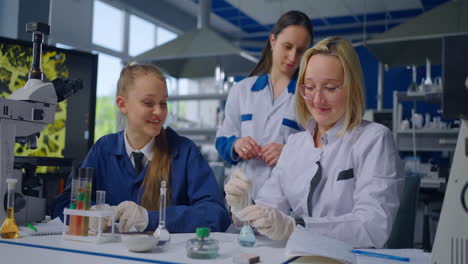 estudiantes aprendiendo en un laboratorio de ciencias