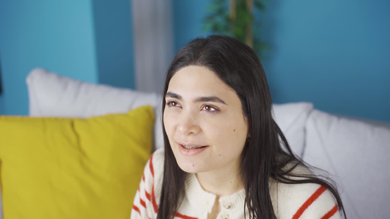 행복하고 평화로운 젊은 여성이 웃고, 브레이크를 착용합니다.