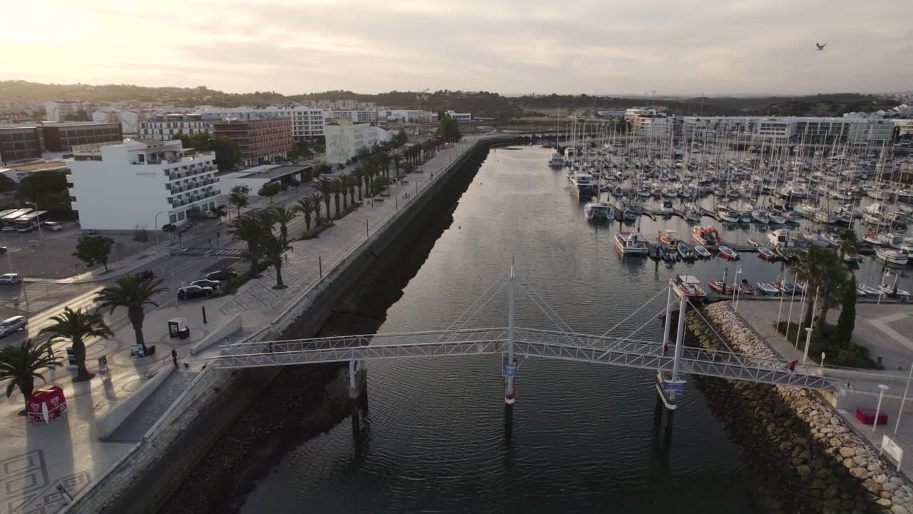 broll vista aérea cinematográfica del puente levadizo y el astillero en marina de lagos algarve portugal