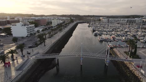 Broll-Vista-Aérea-Cinematográfica-Del-Puente-Levadizo-Y-El-Astillero-En-Marina-De-Lagos-Algarve-Portugal