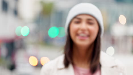 Fröhliches-Mädchen,-Das-Mit-Bokeh-Lacht-Und-Fröhlich-Aussieht