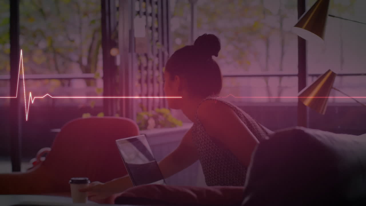 사무실에서 노트북을 사용하는 두 인종의 사업가 여성에 대한 이소 전기 라인의 애니메이션