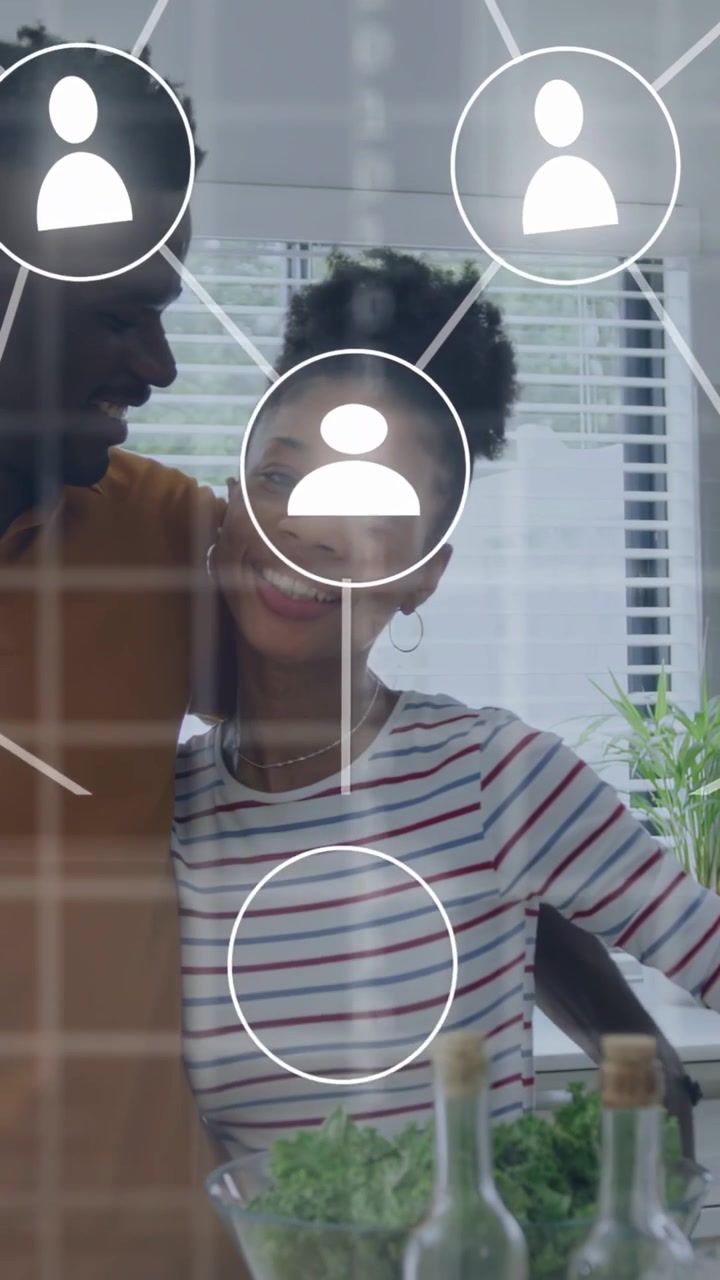 Vídeo vertical: Mulher preparando salada no balcão, sobreposição de tecnologia crescendo e conectando o casal