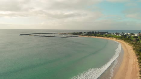 Un-Dron-Está-Grabando-Un-Video-De-área-Constante-Sobre-La-Majestuosa-Zona-Costera-De-La-Playa-De-La-Bahía-De-Apolo,-Vic,-Australia