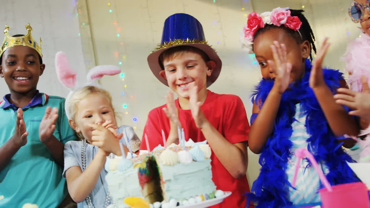 animación de confeti de oro sobre diversos niños felices con sombreros divirtiéndose en la fiesta