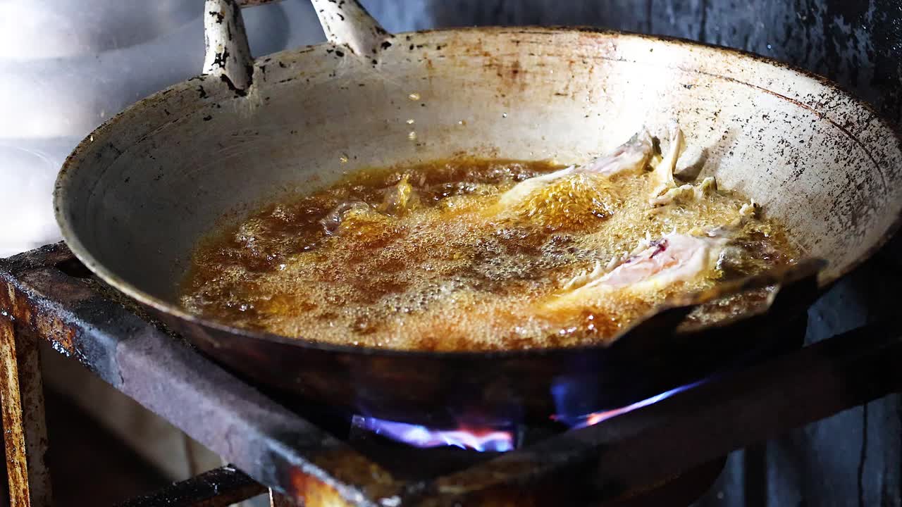 fritura secuencial de pescado en una sartén caliente