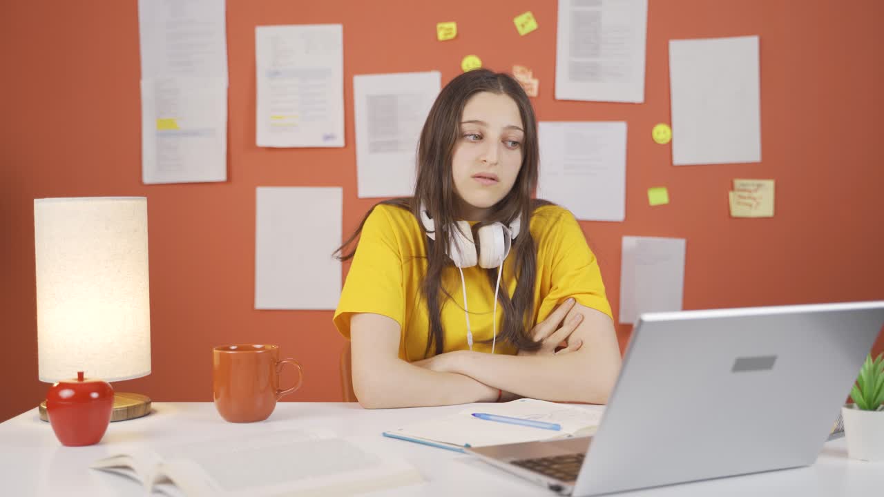 una niña solitaria y triste.