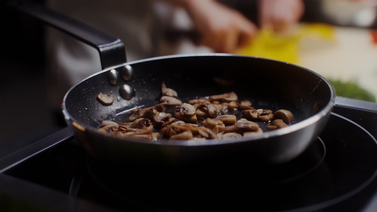 Cucinare funghi su un fornello