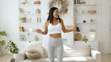 mujer feliz bailando en casa