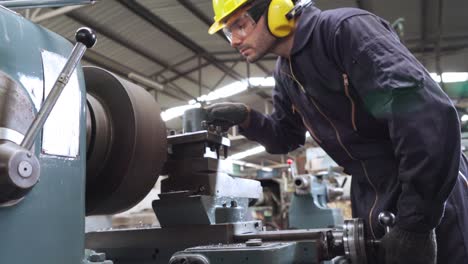 Trabajador-De-Fábrica-Inteligente-Usando-Máquina-En-Taller-De-Fábrica