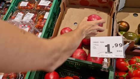 Persona-Comprando-Tomates-En-La-Frutería-De-Un-Supermercado.