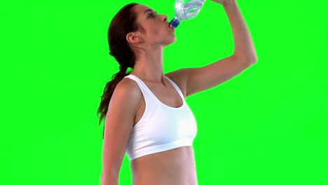 mujer caucásica bebiendo agua