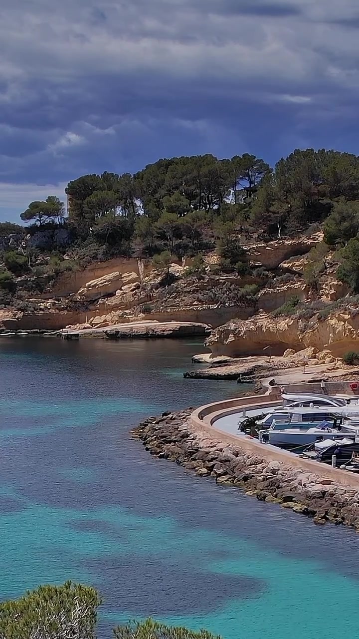 Vista di barche nel porto di VertMall, Spagna, in una giornata di sole.