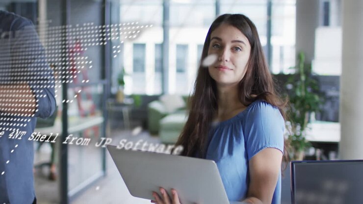 Animazione di elaborazione dati digitali su una donna d'affari caucasica che usa un laptop in ufficio.