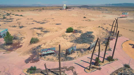 Drohnenaufnahmen-Der-Verlassenen-Wasserparkroute-127-In-Der-Südkalifornischen-Mojave-Wüste