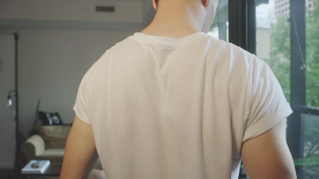 어깨 를 펴고 있는 사람 의 뒷면