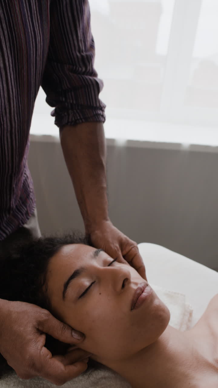 mujer recibiendo un masaje facial