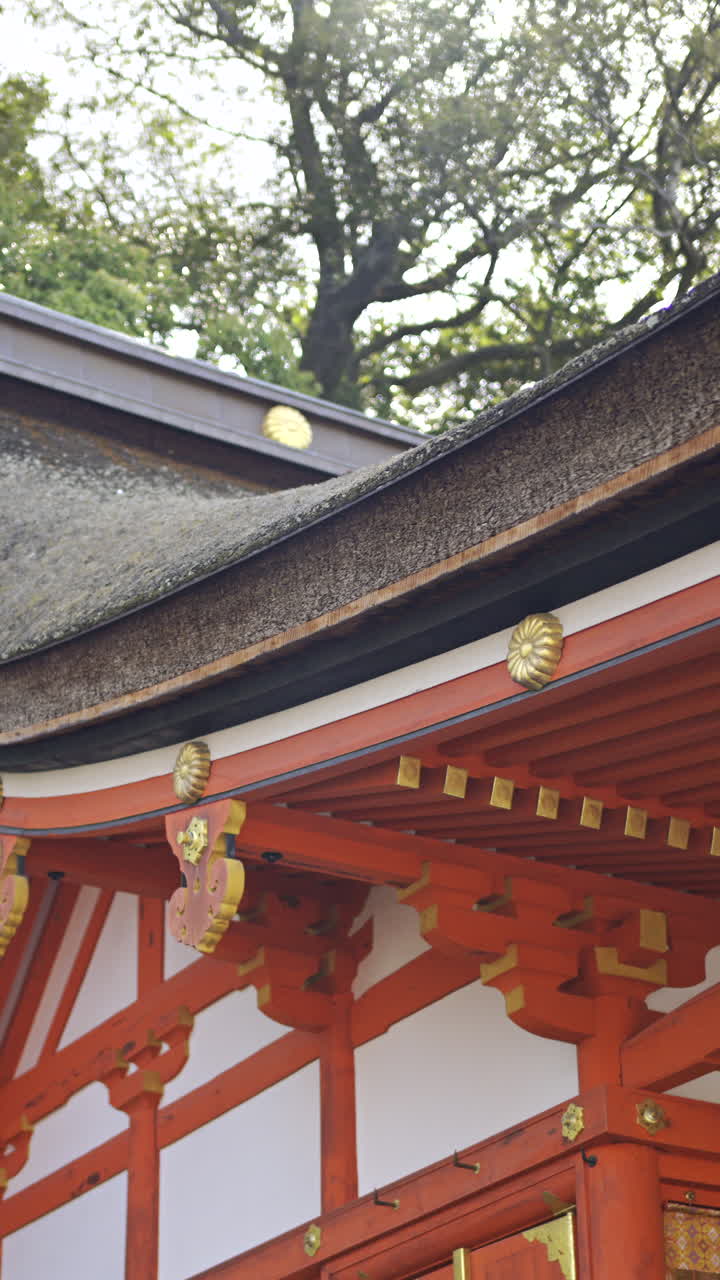 Discovering the beautiful architecture of fushimi inari shrine in kyoto, japan with vibrant rooftops