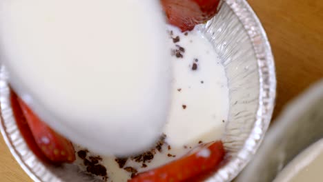 preparando un delicioso postre de fresa - de cerca