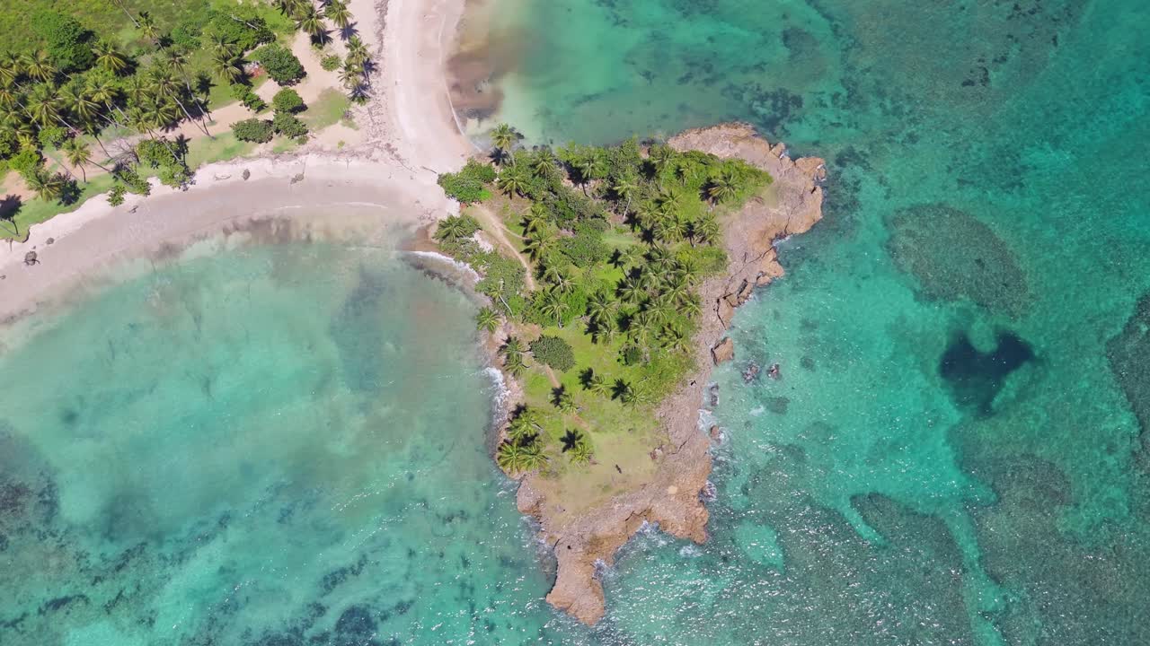 una vista aérea de una isla paradisíaca tropical