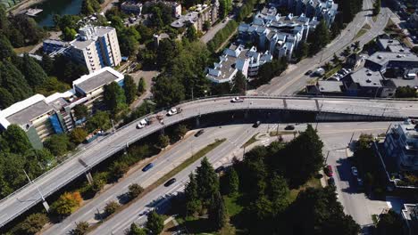 Luftaufnahme-über-Der-Überführung-Kein-Verkehr-Auf-Allen-Fahrspuren-Vogelperspektive-Niedrige-Wohnungen-Hohe-Bäume-Enoty-Brücke-Verkehr-Akzeptiert-Bauarbeiter,-Die-Neben-Fahrzeugen-Arbeiten,-Die-Auf-Dem-Seitenstreifen-3-5-Geparkt-Sind