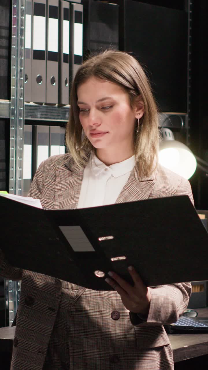 Mulher de negócios com pasta no escritório.