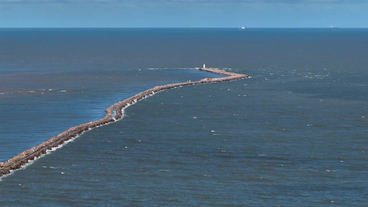 Vista statica del molo di roccia che si estende nell'oceano a Molhes da Barra a Rio Grande, Brasile