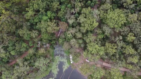 tomada de un dron de 4k de una zona recreativa en un lago con natación segura con una red de seguridad