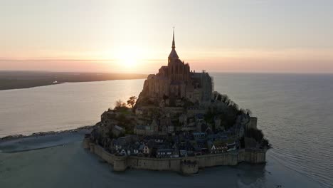 Bei-Sonnenuntergang-Um-Den-Mont-St.-Michel-Herumlaufen