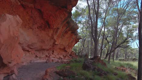 una cueva hecha de tierra roja en el desierto australiano